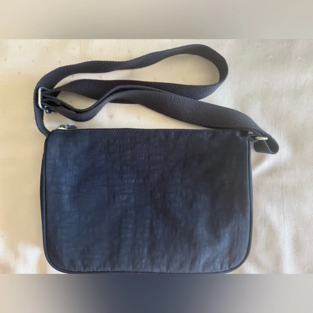 Kipling Callie Crossbody Bag - Navy with Silvertone Hardware. 
Great Bag! 💙🩶 - Picture 5 of 12